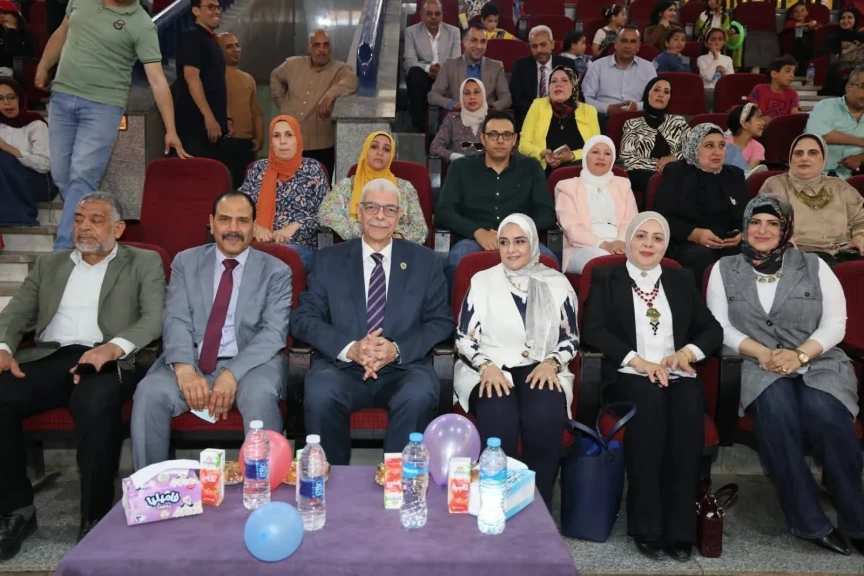 رئيس جامعة المنوفية يشارك الأطفال فرحتهم في الاحتفال السنوي بيوم اليتيم