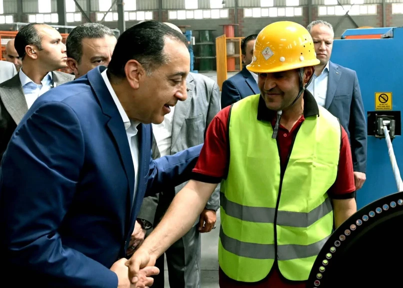 رئيس الوزراء يتفقد مصنع شركة ”الوادي للكابلات”