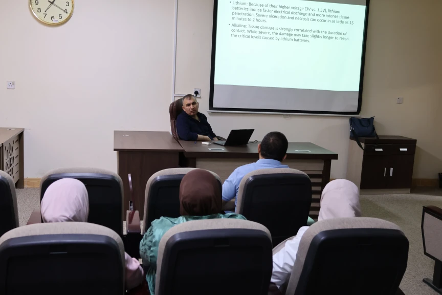 محاضرة علمية في كلية طب المستنصرية ببغداد عن ابتلاع البطاريات المدورة عند الأطفال ووقت التداخل في رفعها