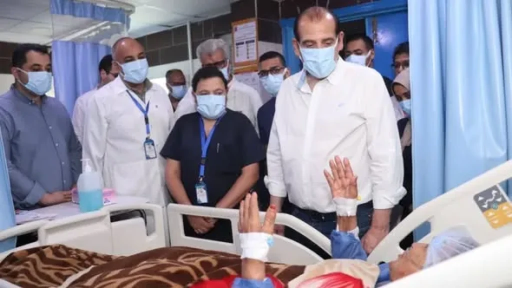 نائب وزير الصحة يتفقد المنشآت الطبية بمحافظة قنا ويُوجه بتحويل المقصرين للتحقيق.. ويمنح مكافآت مالية للمنشآت والفرق الطبية المتميزة