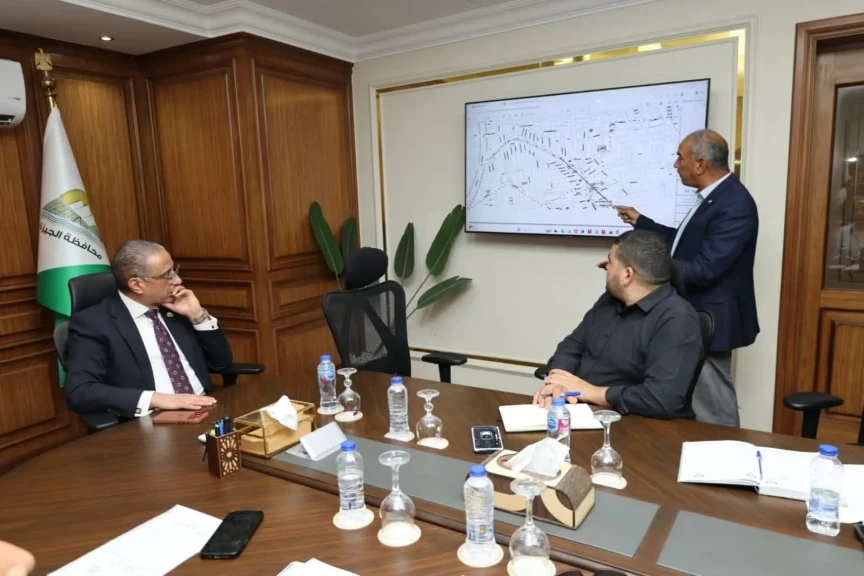 محافظ الجيزة يتابع معدلات تنفيذ مشروعات الصرف الصحي  ببولاق الدكرور والهرم