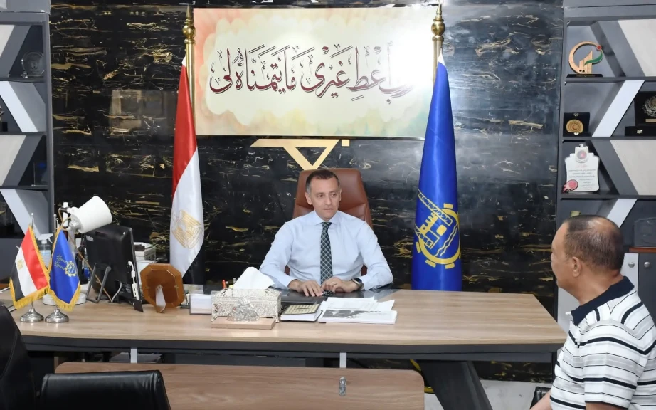 محافظ أسوان يلتقى برئيس شركة مياه الشرب والصرف الصحى الجديد
