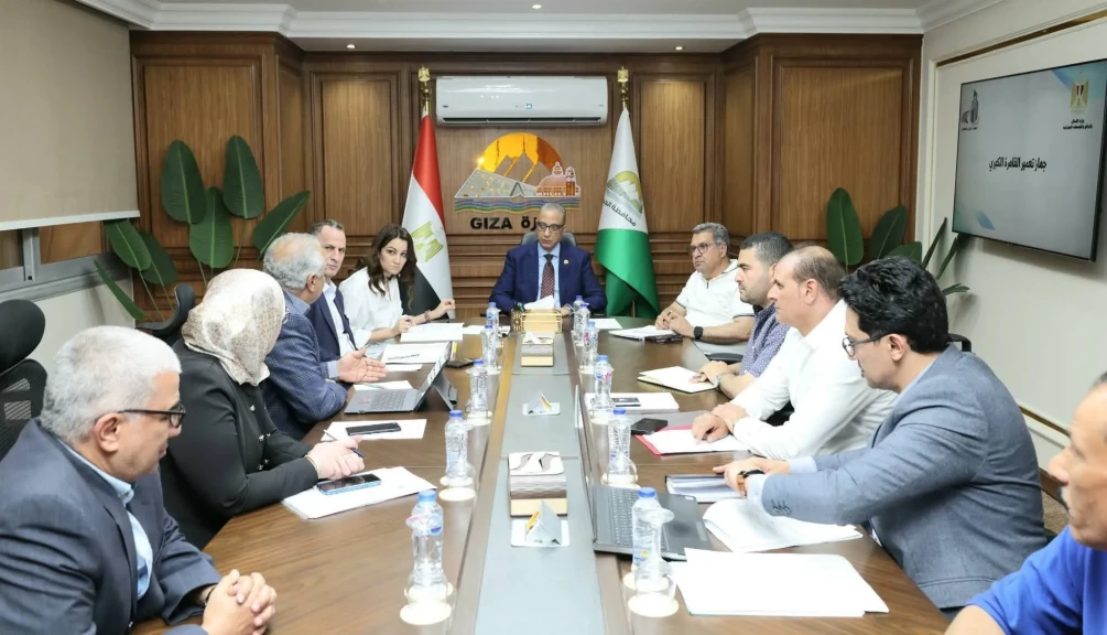 محافظ الجيزة يناقش موقف أعمال التطوير لمسارات الحركة المرتبطة بمحور الفريق كمال عامر