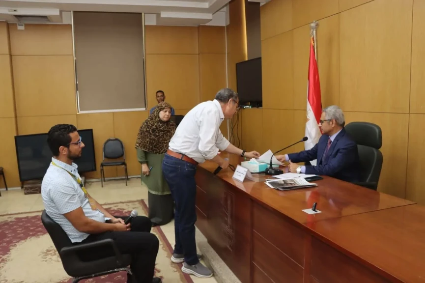 محافظ بني سويف يواصل سلسلة لقاءاته بالمواطنين