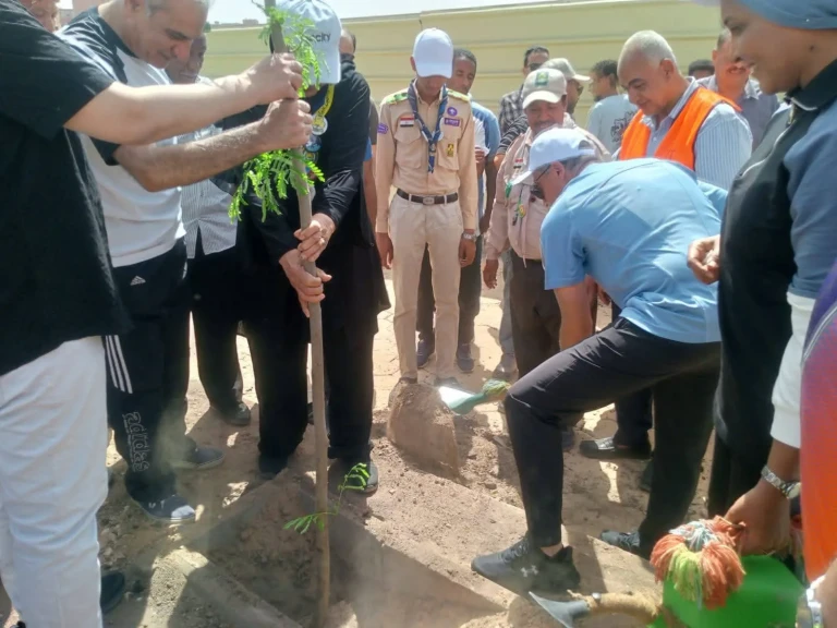 محافظ أسوان يدشن حملة التشجير بطريق السادات ضمن مبادرة  أسوان بشبابها أجمل