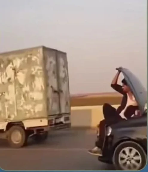 الداخلية: ضبط المتهم في مقطع فيديو بالجلوس وفتح غطاء مقدمة السيارة بالجيزة