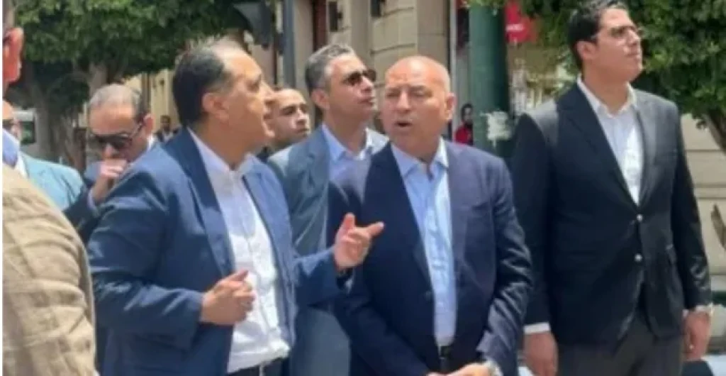 مشي العربيات دى والدنيا تمشي عادى.. انفعال رئيس الوزراء بعد توقف المرور بسبب جولته