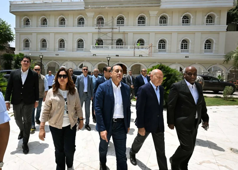 رئيس الوزراء يتفقد مشروع رفع كفاءة الواجهات الخارجية والموقع العام لقصر التحرير