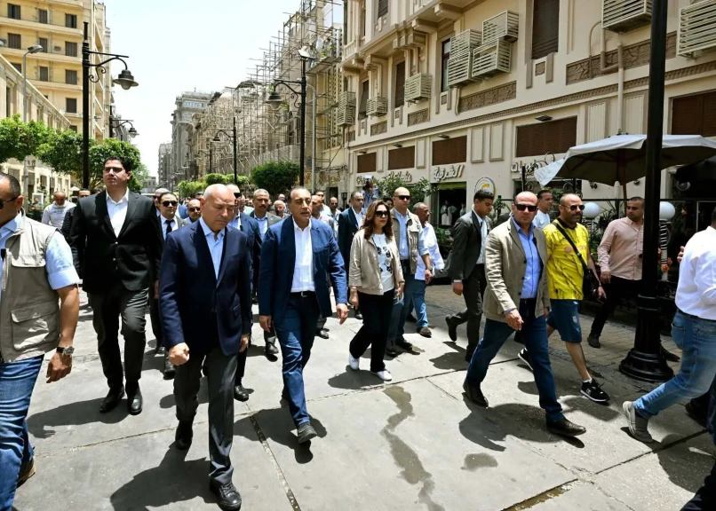 رئيس الوزراء يتفقد مشروع تحسين الصورة البصرية للميادين والشوارع الرئيسية بمنطقة ”وسط البلد”