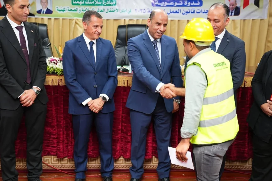 وزير العمل ومحافظ أسوان فى زيارة ميدانية داخل قلعة ”كيما” الوطنية والصناعية