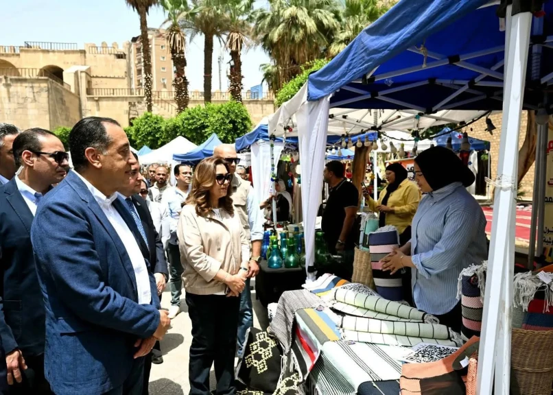 رئيس الوزراء يتفقد معرض الحرف التراثية بشارع المعز