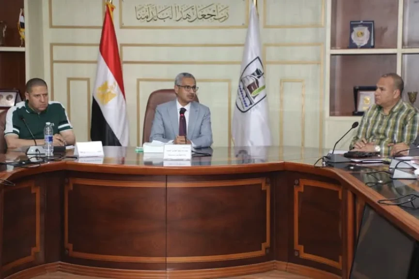 محافظ بني سويف يعقد اجتماعاً مُوسعاً لمتابعة مُستجدات وسير العمل في ملفات التصالح