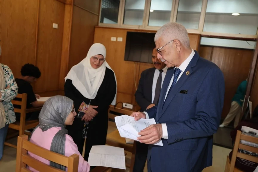 رئيس جامعة المنوفية يتفقد امتحانات  الفصل الدراسي الثاني بكلية الإعلام