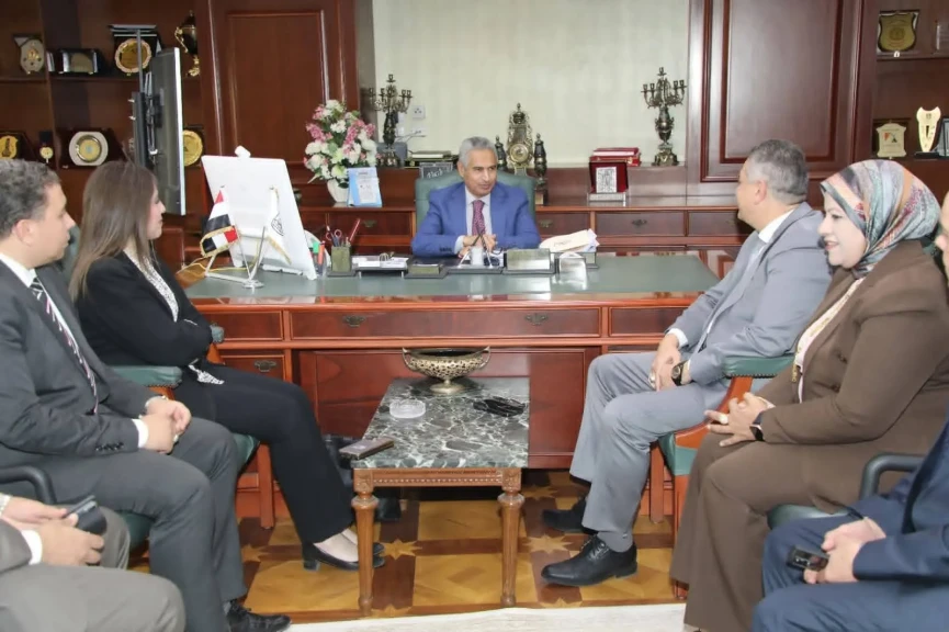 محافظ بني سويف يبحث مع وفد البنك الزراعي المصري سبل تعزيز التعاون في دعم الأسر الأولى بالرعاية