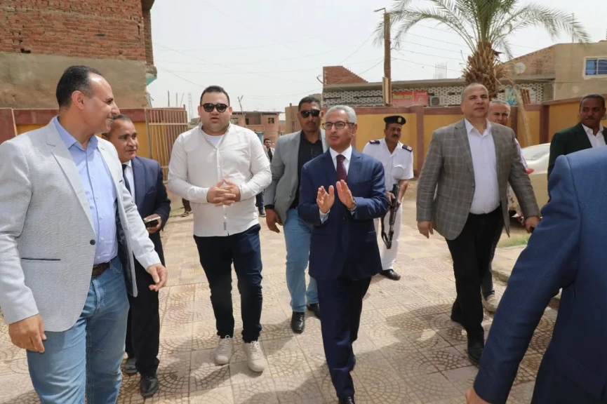 محافظ بني سويف يتوقف بشكل مفاجئ بالوحدة الصحية بسدمنت الجبل خلال جولته الميدانية