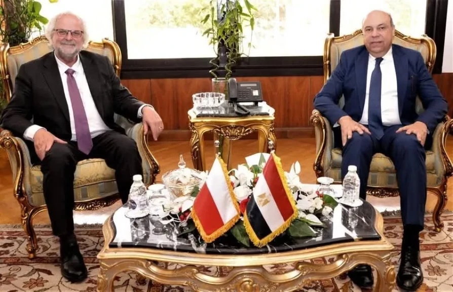 وزير الطيران المدني يبحث مع سفير بولندا لدى مصر سبل تعزيز الحركة الجوية والسياحية بين البلدين