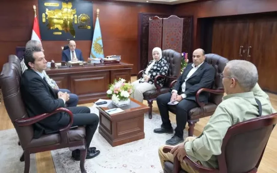 محافظ الغربية يفتح أبوابه للمواطنين ويواصل لقاءاته المباشرة لحل الشكاوى وتحسين الخدمات