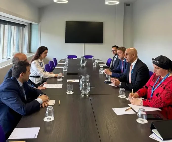 وزير التربية والتعليم يبحث مع وزير العلم والتربية الأذربيجاني تعزيز التعاون المشترك