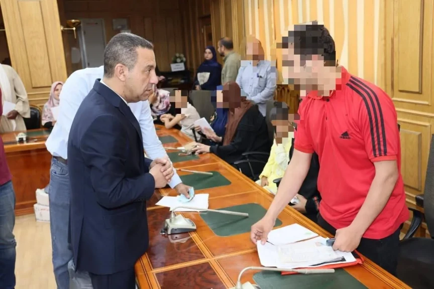 محافظ المنوفية يلتقى بــ 50 حالة إنسانية ويقرر صرف مساعدات مالية وعينية