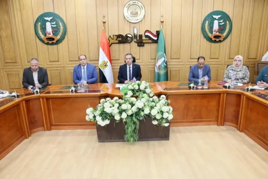 محافظ المنوفية يناقش نسب تنفيذ مشروعات الخطة الاستثمارية وملفات التصالح