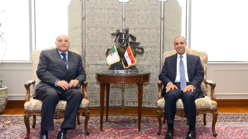 وزير الخارجية يستقبل نظيره الجزائري بالقاهرة ويبحثان تعزيز العلاقات الثنائية والتطورات الإقليمية