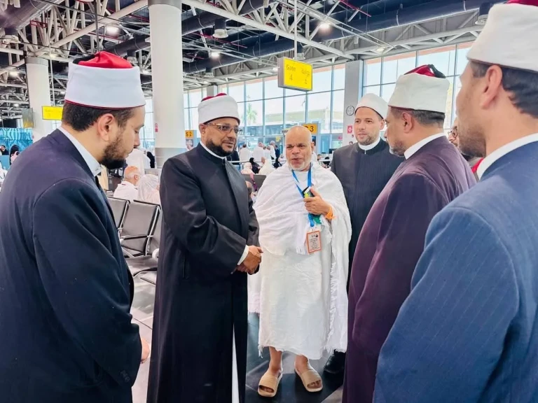 أمين (البحوث الإسلاميَّة) يتفقَّد قافلة التوعية بموسم الحج في مطار القاهرة