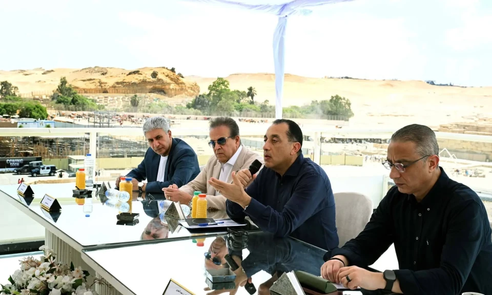 رئيس الوزراء يلتقى أهالي نزلة السمان لمناقشة مخططات تطوير المنطقة