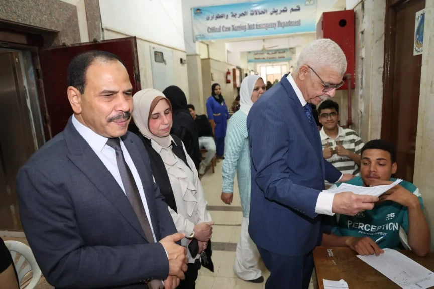 رئيس جامعة المنوفية يتفقد امتحانات الفصل الدراسي الثاني بكلية التمريض