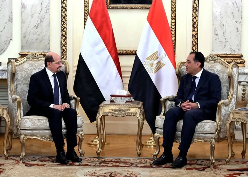 مدبولي يؤكد دعم مصر لوحدة اليمن وتعزيز الشراكة الثنائية خلال لقائه رئيس الوزراء اليمني بالقاهرة