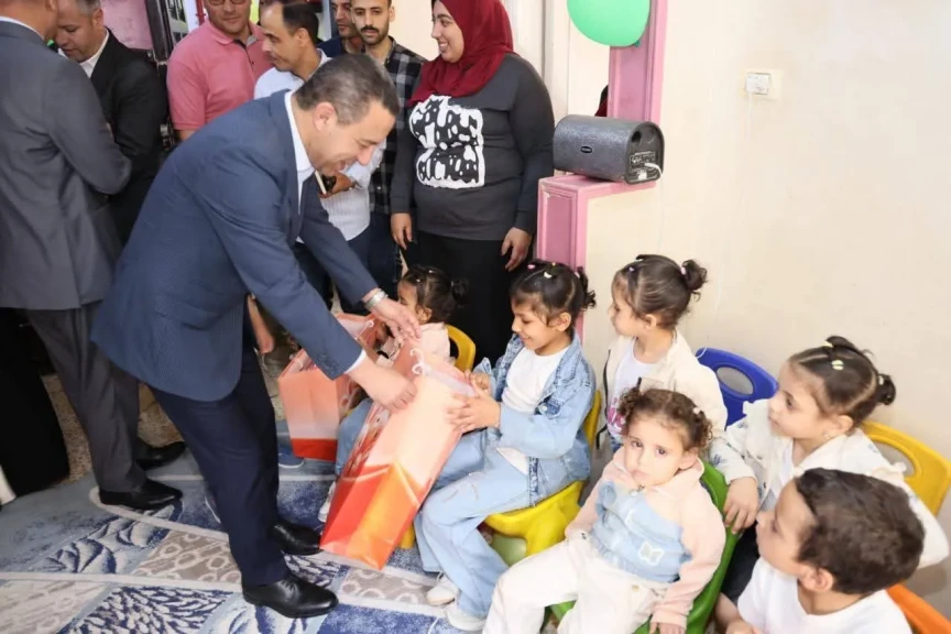 محافظ المنوفية يزور الحضانة الإيوائية بشبين الكوم ويوزع العيدية والهدايا علي الأطفال