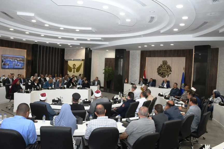 محافظ أسوان يتابع معدلات تنفيذ مشروعات حياة كريمة