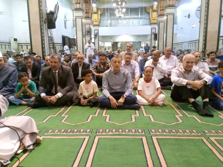 محافظ أسوان يؤدى صلاة عيد الأضحى المبارك وسط أجواء إيمانية وإحتفالية بمسجد منصور حمادة