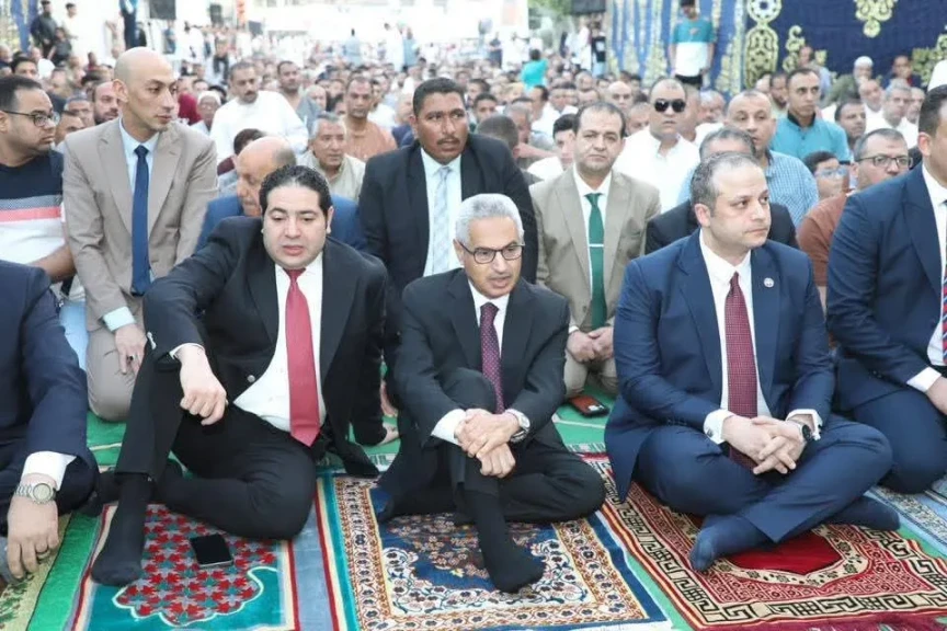 محافظ بني سويف يؤدي شعائر صلاة عيد الأضحى المبارك بساحة عمر بن عبد العزيز