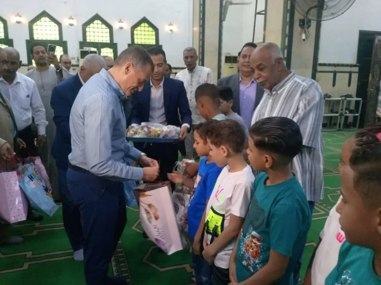 محافظ أسوان يوزع كروت تهنئة الرئيس السيسى والهدايا والعيدية على الأطفال