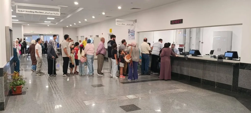 النقل : إقبال كبير من المواطنين على استقلال قطارات المرحلة الأولى من مونوريل شرق النيل