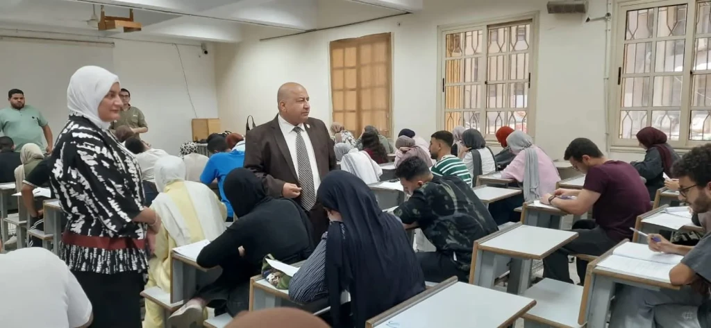 نائب رئيس جامعة القاهرة لشئون التعليم والطلاب يجري جولة تفقدية بعدد من الكليات