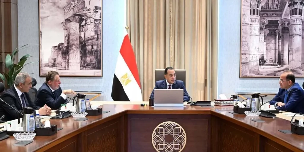 رئيس الوزراء يجتمع مع محافظ البنك المركزي ووزير المالية لاستعراض عددٍ من الملفات