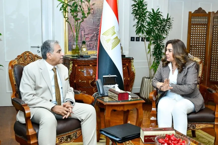 وزيرة التنمية المحلية  تبحث مع المدير التنفيذي لمركز ”سيداري” التطوير المستدام لمنطقة ”البلوهول” بمحمية أبو جالوم بجنوب سيناء