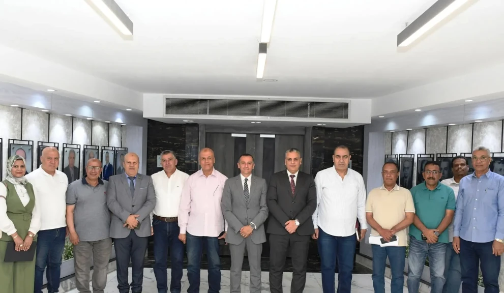 محافظ أسوان يستعرض مع نائب وزير الإسكان تحديات قطاع مياه الشرب والصرف الصحى