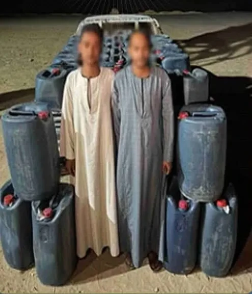 الداخلية: ضبط شخصين لقيامهم بتجميع المواد البترولية وبيعها بالسوق السوداء