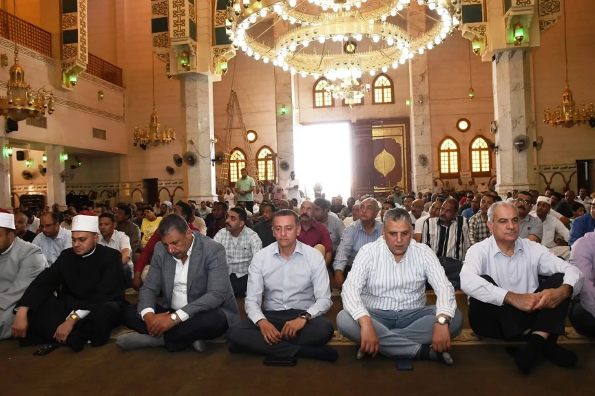 محافظ أسوان يؤدى صلاة الجمعة بالمسجد الجامع