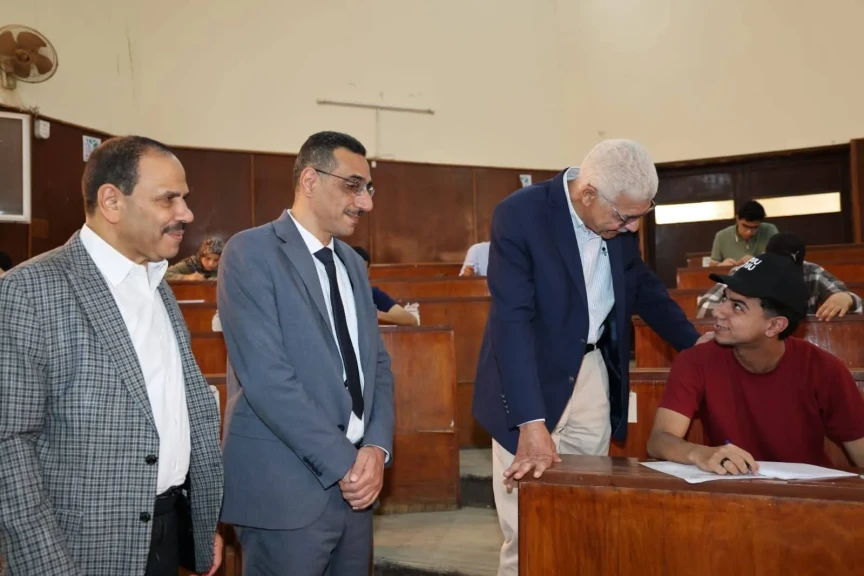 رئيس جامعة المنوفية يتفقد لجان امتحانات الفصل الدراسي الثاني بكلية العلوم