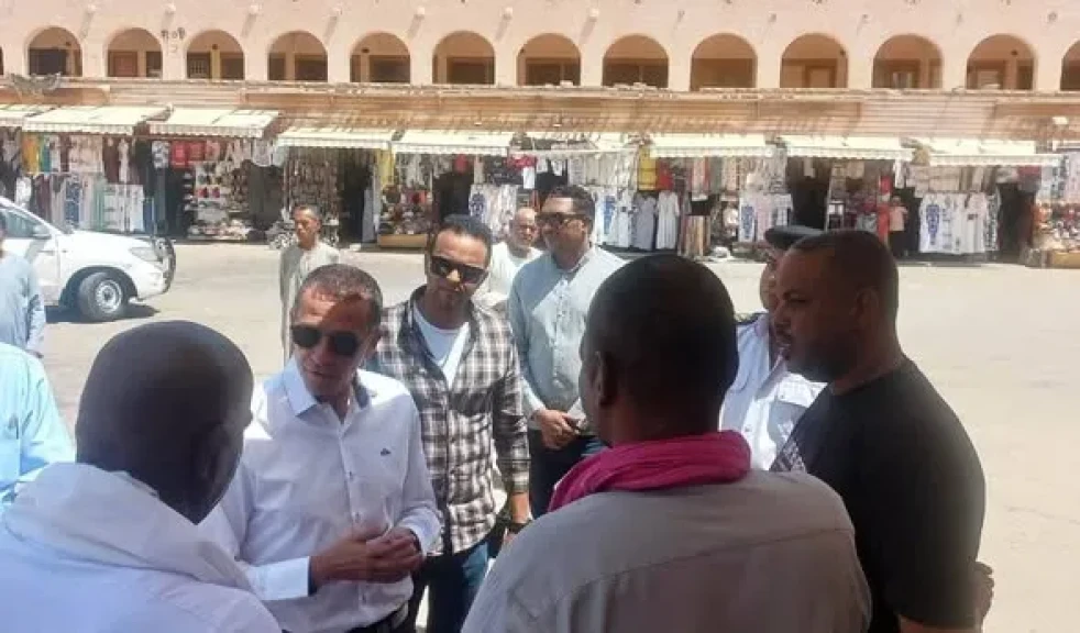 محافظ أسوان يتفقد البازارات السياحية بميدان مدخل معبد فيله
