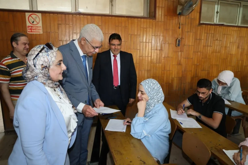 رئيس جامعة المنوفية يتفقد امتحانات الدراسات العليا بكلية الزراعة