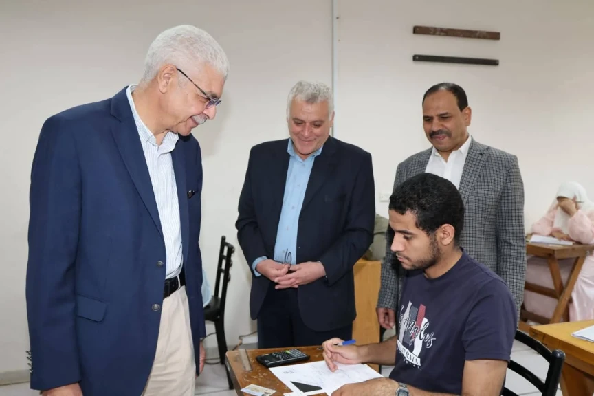 رئيس جامعة المنوفية يتفقد لجان امتحانات الفصل الدراسي الثاني بكلية الحاسبات والمعلومات