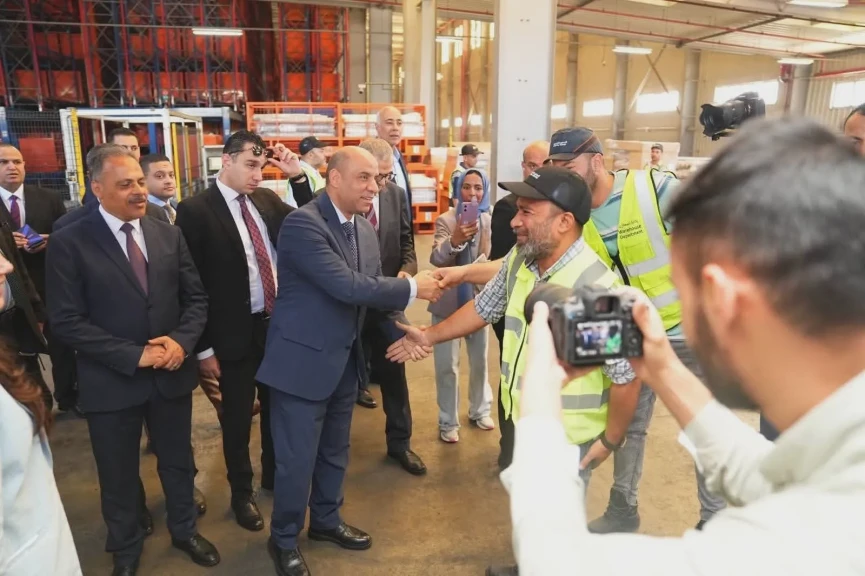 وزير العمل في ”النساجون الشرقيون” لتشجيع الاستثمار والتنمية والصناعة الوطنية وتكريم العمال