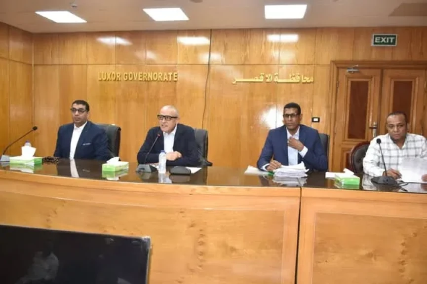 محافظ الأقصر يعقد لقاء اليوم المفتوح مع المواطنين.. ويوجه بالدراسة الفورية لكافة الشكاوى المقدمة والرد خلال 48 ساعة