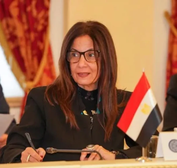 وزيرة الثقافة تجتمع مع قيادات الوزارة ورؤساء القطاعات والهيئات