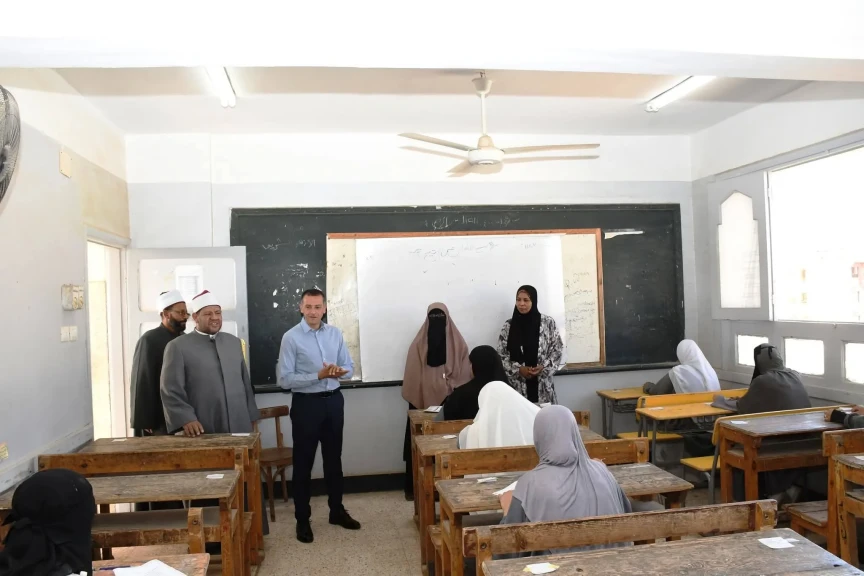 محافظ أسوان يتفقد لجان إمتحانات الشهادة الثانوية الأزهرية