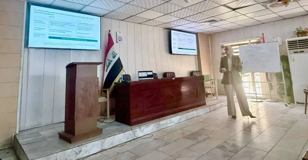 تدريسية في كلية طب المستنصرية ببغداد تلقي محاضرة علمية عن الأمراض الروماتزمية والمناعية وتأثيرها على التهاب الرئة المناعي